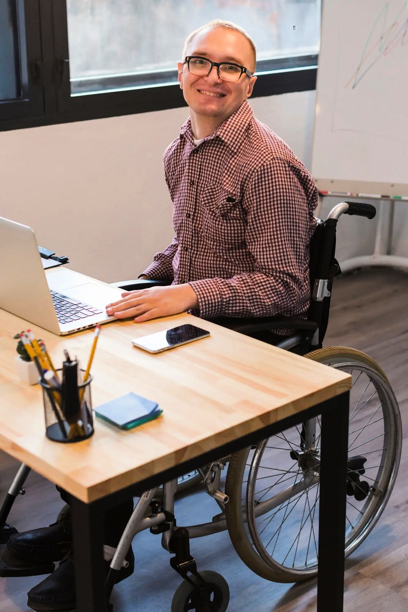 Panel de control que visualiza KPIs del apoyo a familias empresarias en la organización de finanzas personales y empresariales